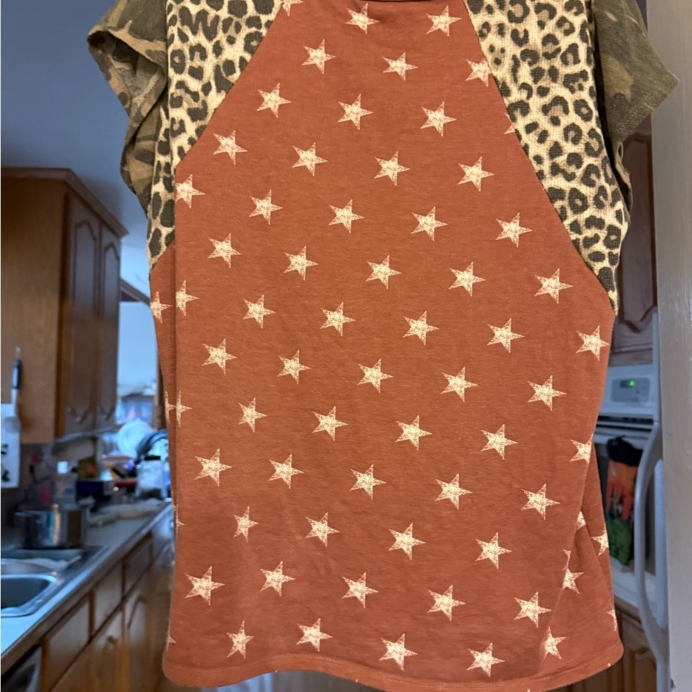 BiBi Rust Star Print Top with Leopard Sleeves - Picture 3 of 4